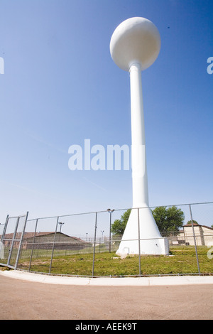 Wasserturm und Umzäunung an der Nebraska Correctional Center für Frauen in York Nebraska USA Stockfoto