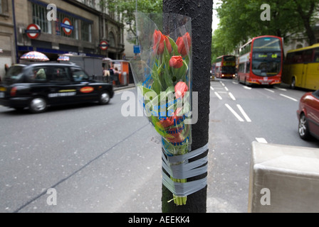 Blumen an post Person in Verkehrsunfall in Holborn London UK zu ehren getötet Stockfoto