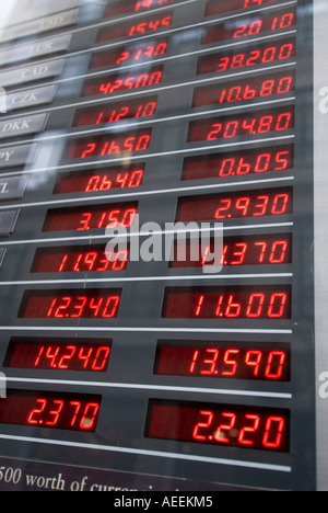 Display zeigt Wechselkurse in ein Bureau de Change Stockfoto