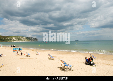 Außerhalb der Saison an bewölkten Tag leer Liegestühle am Strand in Swanage, Dorset, England, UK Stockfoto