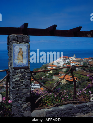 Aussichtspunkt und einem traditionellen Azulejo im Jardim Mar Madeira Portugal Europa. Foto: Willy Matheisl Stockfoto