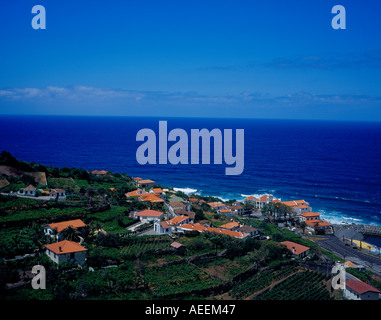 Dorf von Ponta Delgada mit der Kirche Senhor Bom Jesus Madeira Portugal Europa. Foto: Willy Matheisl Stockfoto