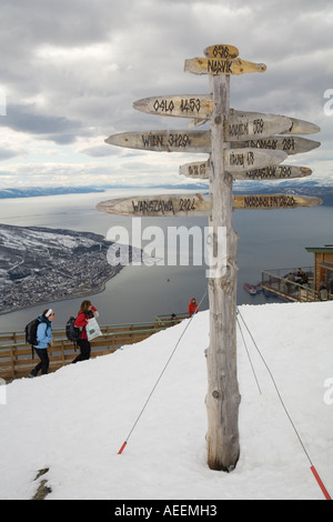 Ein Wegweiser aus Holz in der Skiregion am Fagernes Fjellet Berg oberhalb der Stadt Narvik und den Ofotfjord in Norwegen Stockfoto