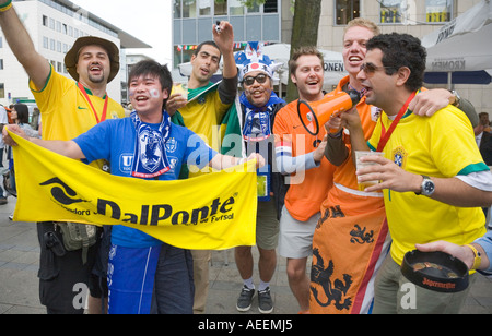 Fußball-Fans aus Japan, Brasilien und den Niederlanden zusammen jubeln in gute Laune vor der WM Spiel Japan gegen Brasilien (1:4) Stockfoto