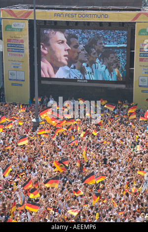 Tausende von Fußballfans versammelten sich bei einer public-Viewing-Veranstaltung in Dortmund, betrachtet man die WM Spiel Deutschland vs. Schweden Stockfoto