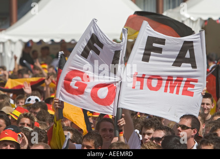 Protest gegen die Welt-Fußball-Verband FIFA während der WM match Deutschland gegen Schweden (2:0) bei einer public-Viewing-zone Stockfoto