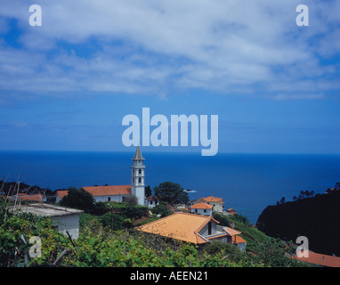 Kirche mit Turm von Faial Madeira Portugal Europa. Foto: Willy Matheisl Stockfoto