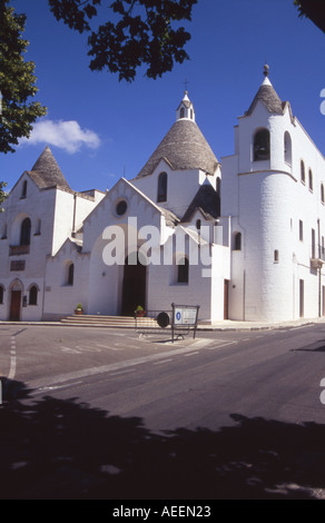 Kirche St. Michel Alberobello Puglia Italien zum UNESCO-Weltkulturerbe Stockfoto