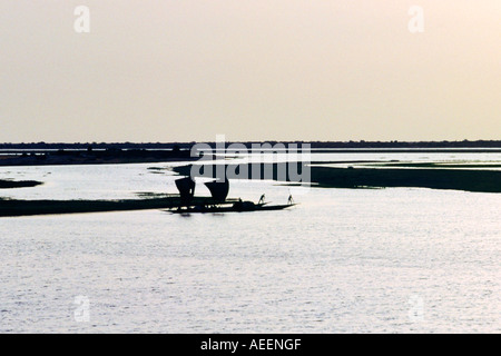 Fluss Niger, Mali, Westafrika. Zwei Segeln Handel Piroques Kanus auf der Regen geschwollen flache Biegung des Niger in der Nähe von Komou Stockfoto