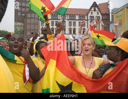 Schwarz / weiß-ghanaischen Fußball-Fans in gute Laune vor der WM Spiel Brasilien Vs Ghana (3:0) bei einem public-Viewing-event Stockfoto