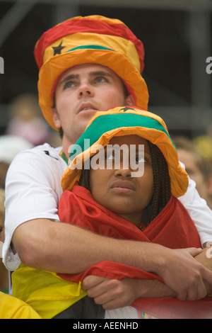 Zwei ghanaischen Fußball-Fans eine WM Anzeigen entsprechen traurige Gesichter aufgrund der Niederlage des ghanaischen team Stockfoto