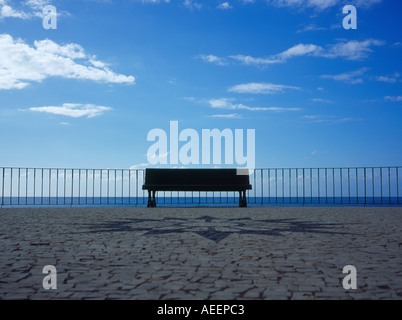 Einzelbank, Strandpromenade am Atlantik in das Dorf Ponta Sol Madeira Portugal Europa. Foto: Willy Matheisl Stockfoto