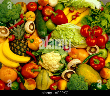 Auswahl an Obst und Gemüse von oben gesehen Stockfoto