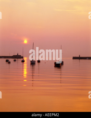 Wassereffekte und Boote im Hafen von Dun Laoghaire, Dublin Irland bei Sonnenaufgang Stockfoto