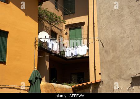Hemden hängen eine Wäscheleine in einer Wohnung in Lucca Toskana Italien 17. Mai 2006 Stockfoto