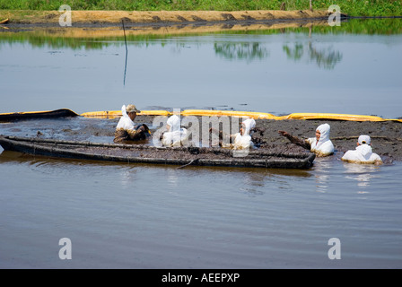 PEMEX Leiharbeiter versuchen, Land an der Stelle von einem Crude Oil Spill im Feld Cinco Presidentes, Tabasco, Mexiko zurückzufordern Stockfoto