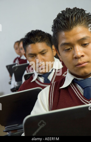 Schüler an der Mittelschule Técnica 156 Lic Ignacio Garcia Tellez in Malinalco Estado de México Mexiko verwenden low-cost-Computer Stockfoto