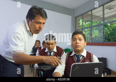 Schüler an der Mittelschule Técnica 156 Lic Ignacio Garcia Tellez in Malinalco Estado de México Mexiko verwenden low-cost-Computer Stockfoto