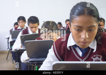 Schüler an der Mittelschule Técnica 156 Lic Ignacio Garcia Tellez in Malinalco Estado de México Mexiko verwenden low-cost-Computer Stockfoto