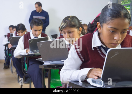 Schüler an der Mittelschule Técnica 156 Lic Ignacio Garcia Tellez in Malinalco Estado de México Mexiko verwenden low-cost-Computer Stockfoto