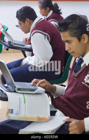 Schüler an der Mittelschule Técnica 156 Lic Ignacio Garcia Tellez in Malinalco Estado de México Mexiko verwenden low-cost-Computer Stockfoto