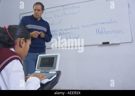 Schüler an der Mittelschule Técnica 156 Lic Ignacio Garcia Tellez in Malinalco Estado de México Mexiko verwenden low-cost-Computer Stockfoto