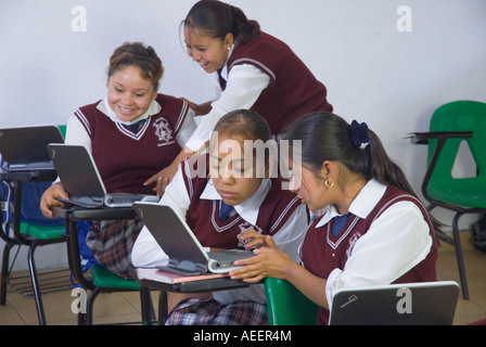 Schüler an der Mittelschule Técnica 156 Lic Ignacio Garcia Tellez in Malinalco Estado de México Mexiko verwenden low-cost-Computer Stockfoto