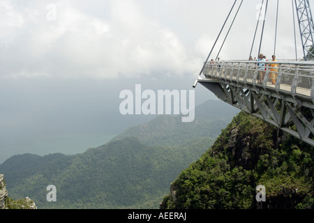 Gekrümmte Hängebrücke am Geopark auf der Insel Langkawi in Malaysia Stockfoto