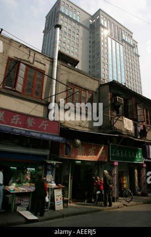 Alte Geschäfte weiterhin in zentralen Shanghai zu handeln, während große Teile der Stadt durch Hochhaus ersetzt wurde Stockfoto
