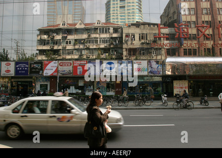 Shanghai China Neubauten spiegelt sich in den Fenstern der früher gebauten Büros Fuzhou Lu Road central Shanghai Stockfoto