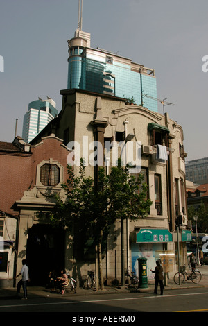 Alte Geschäfte weiterhin in zentralen Shanghai zu handeln, während große Teile der Stadt wurden bereits saniert, haben Stockfoto