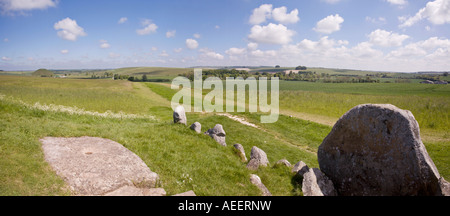 Blick in Richtung Silbury Hill von West Kennet long Barrow Wiltshire England UK Stockfoto