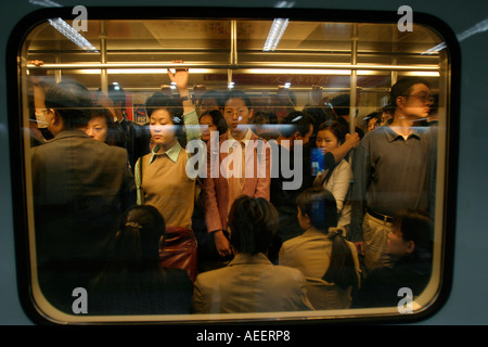 Shanghai China The Shanghai Metro System ist modern und rasche und überfüllten Blick in beschäftigt Beförderung vom Bahnsteig Stockfoto