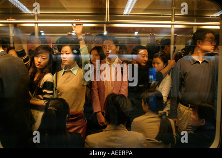 Shanghai China The Shanghai Metro System ist modern und rasche und überfüllten Blick in beschäftigt Beförderung vom Bahnsteig Stockfoto