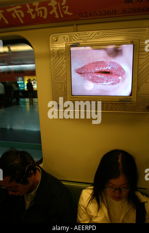Moderne Werbung auf der Shanghai Metro verwenden video Lichtwerbung auf einem Flachbildschirm wie hier mit einem Lippenstift-Anzeige Stockfoto