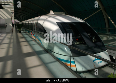 Der MAGLEV-Magnetschwebebahn, die Passagiere von der Station Longyang Lu zum Pudong International Airport nimmt Stockfoto