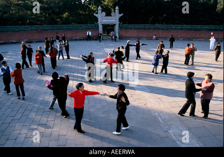 Peking-China - Gesellschaftstanz in den frühen Morgenstunden im Ritan Park vor der Arbeit. Stockfoto