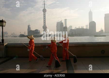 Shanghai China Street-Reiniger Fuß entlang der Bund in den frühen Morgenstunden mit Blick auf Pudong new area Stockfoto