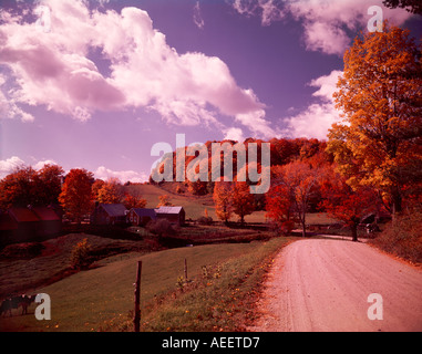 Vermont Bauernhof Szene mit Waldungen der flammende rote und gelbe Ahornbäume im Herbst Ruhm und einen Feldweg Stockfoto