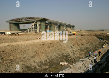 Shanghai 2003 Crews arbeiten um die neue Formel Eins Grand Prix Rennstrecke Grand abzuschließen und stehen für die Eröffnung im Jahr 2004 Stockfoto