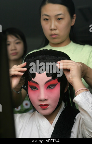 College-Studenten Studium der klassischen Oper Peking erhalten für ihre Leistung bei der Yifu Theater Shanghai gemacht Stockfoto