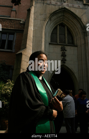 Die Priesterin grüßt die Gemeindemitglieder nach dem Gottesdienst in der Mu En katholische Kirche in Shanghai Stockfoto