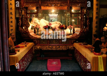 Shanghai China liegenden Jade Buddha an der Jade-Buddha-Tempel während eines morgendlichen buddhistischen Dienst Stockfoto