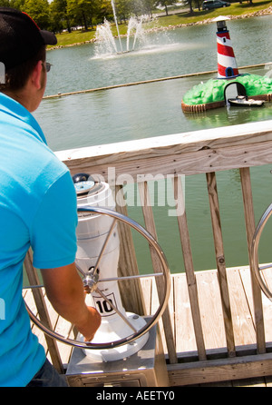 Kaukasische Boy (12-14) Ochsen Fernbedienung Boot am Broadway at the Beach in Myrtle Beach SC USA Stockfoto