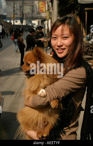 Shanghai China junge Frau trägt ihr Hund Fujan Zhonglu Stockfoto