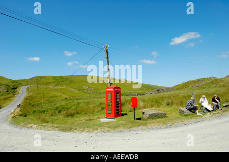 Wenig verwendet rot BT Phonebox-Postfach 8 Meilen von der nächsten Stadt in der offenen Landschaft Mid Wales UK Stockfoto