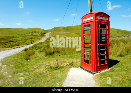 Wenig verwendet rote BT Telefon Feld 8 Meilen von der nächsten Stadt, nördlich von Llyn Brianne Reservoir in der offenen Landschaft Mid Wales UK Stockfoto