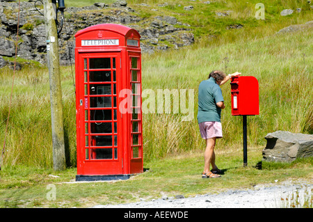 Wenig verwendet rot BT Phonebox-Postfach 8 Meilen von der nächsten Stadt in der offenen Landschaft Mid Wales UK Stockfoto