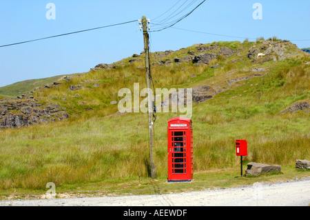 Wenig verwendet rot BT Phonebox-Postfach 8 Meilen von der nächsten Stadt in der offenen Landschaft Mid Wales UK Stockfoto