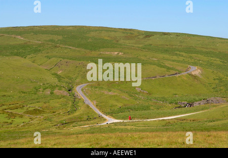 Wenig verwendet rote BT Telefon Feld 8 Meilen von der nächsten Stadt, nördlich von Llyn Brianne Reservoir in der offenen Landschaft Mid Wales UK Stockfoto